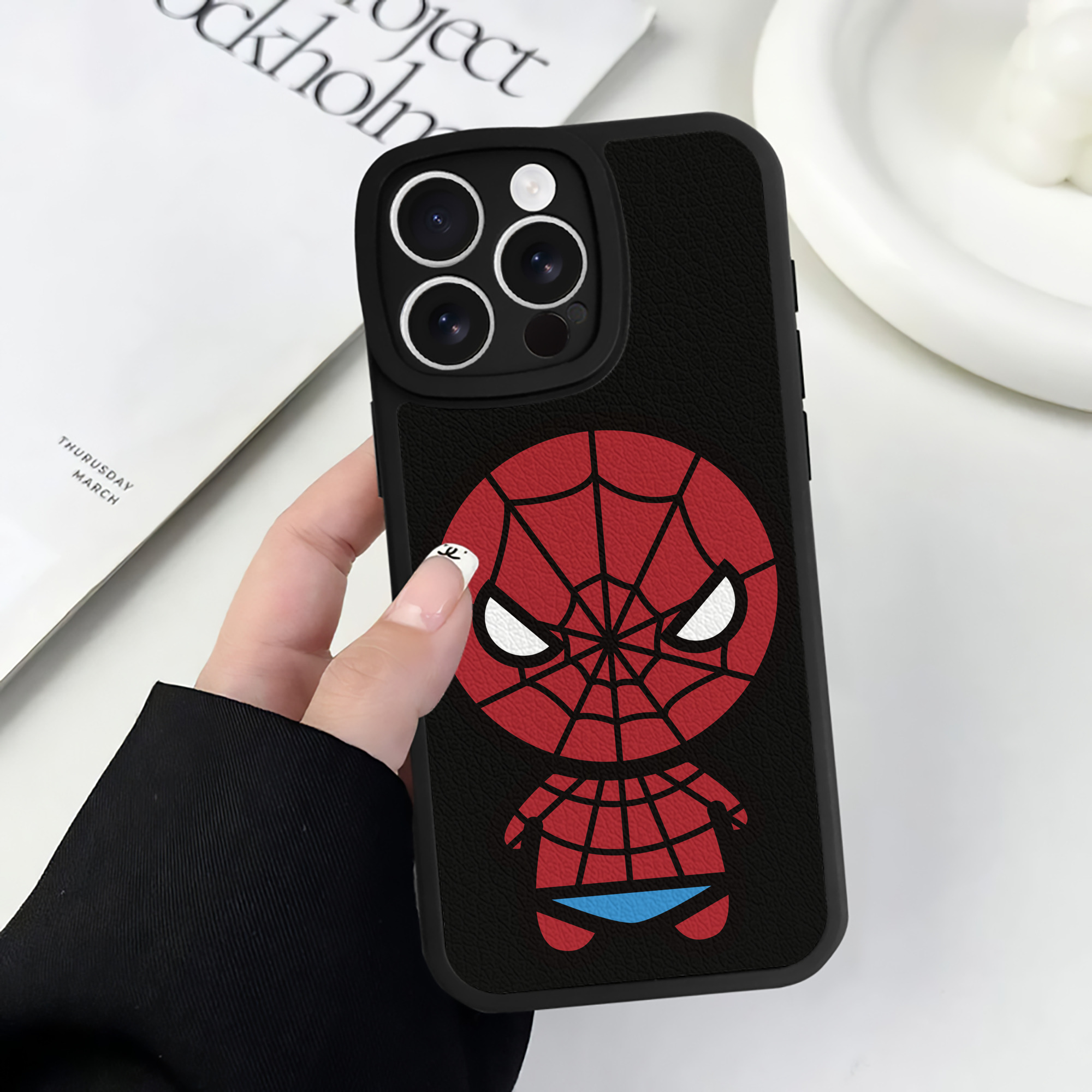 （画像用） アベンジャーズ The Avengers 【iPhone 16シリーズ対応】シリコンスマホケース（レザー調） 材質：シリコン